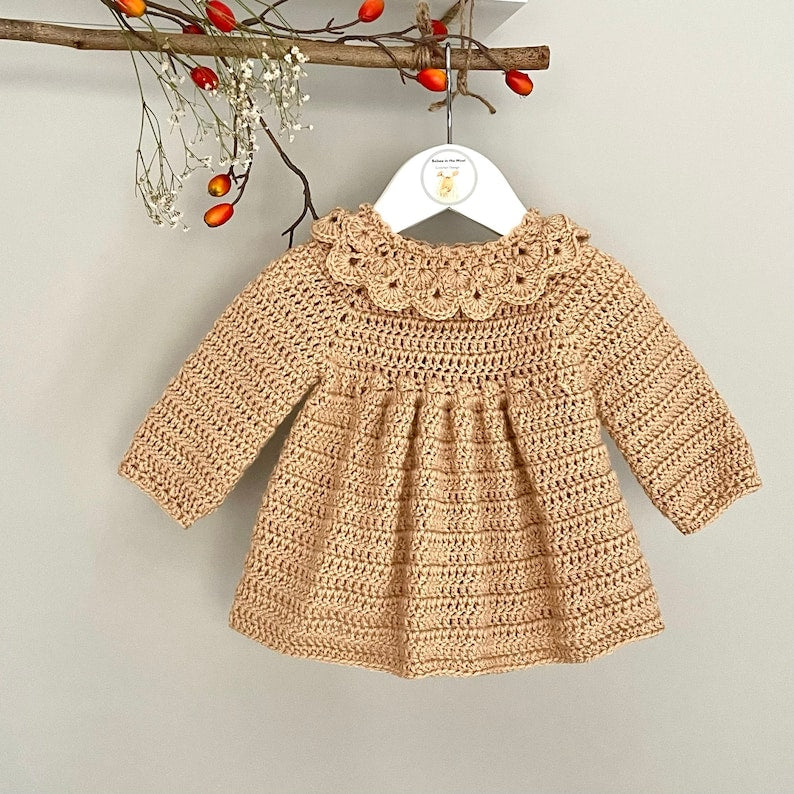 Modello all'uncinetto per vestitino da neonata/bambina - da 0-3 mesi a 5-6 anni